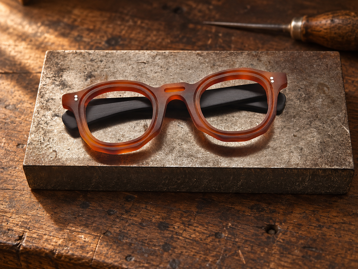 Rounded MZ04 model in an amber tone on a metal plate.